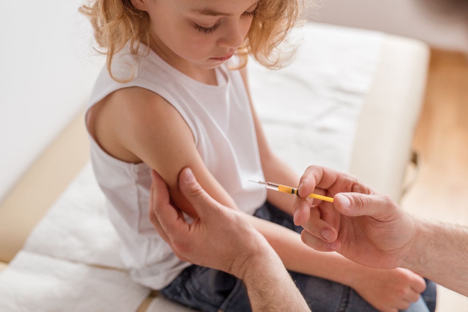 Un jeune enfant se fait vacciner