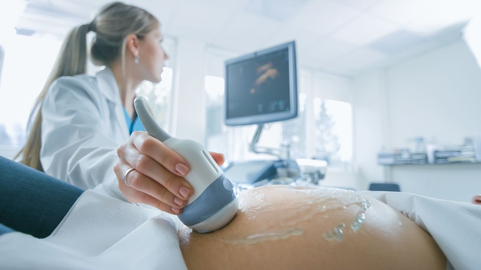Grande plano de um exame de ultra-sons numa mulher grávida