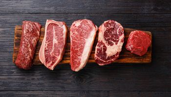 Varietà di bistecche di carne cruda Black Angus Prime Meat, Blade on Bone, Striploin, Rib eye, Tenderloin Filet Mignon on Wooden Board Copie Room