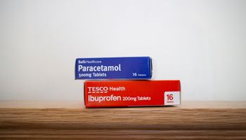 Newport, País de Gales/UK - 22/04/2020: Duas caixas de analgésicos pela Tesco. Uma caixa é paracetamol e a outra é ibuprofeno.