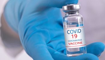 Un médico sostiene una vacuna COVID-19 en la mano