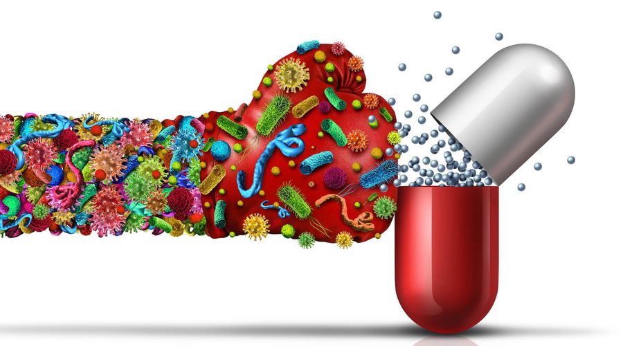 Antibiotikaresistente Keime als Viren- oder Bakterienzellen als tödliche mutierte Viruserkrankung, die eine Pille mit einem Stachel als Krankheit der Medizin mit 3D-Illustrationen angreift.