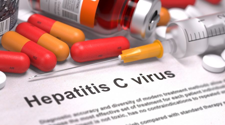 Diagnose - Hepatitis-C-Virus. Medizinischer Bericht mit Zusammensetzung der Arzneimittel - rote Tabletten, Injektionen und Spritze. Selektiver Fokus.