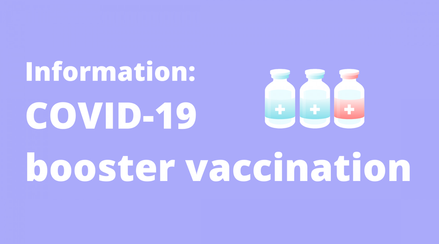 Sfondo viola con tre contenitori di dosi mediche e le seguenti parole in caratteri bianchi: Informazioni sulla vaccinazione di richiamo COVID-19 