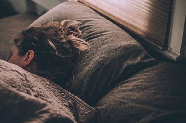 Um bom ritmo de sono e uma quantidade adaptada de sono ajudam a acostumar o corpo a um bom sono.