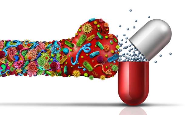 Antibiotikaresistente Keime greifen eine Antibiotika-Pille an. Antibiotikaresistente Keime als Viren- oder Bakterienzellen als tödliche mutierte Viruserkrankung, die eine Pille mit einem Stachel als Krankheit der Medizin mit 3D-Illustrationen angreift.