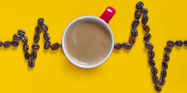 Ligne de pulsation cardiaque avec tasse à café rouge sur fond jaune. Café Cardio Images.coffee heart
