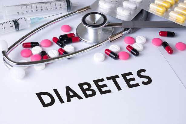 Geschriebenes Wort Diabetes mit Medikamenten DIABETES KONZEPT Hintergrund Medikamente Zusammensetzung, Stethoskop, Mixed Therapiemedikamente Arzt