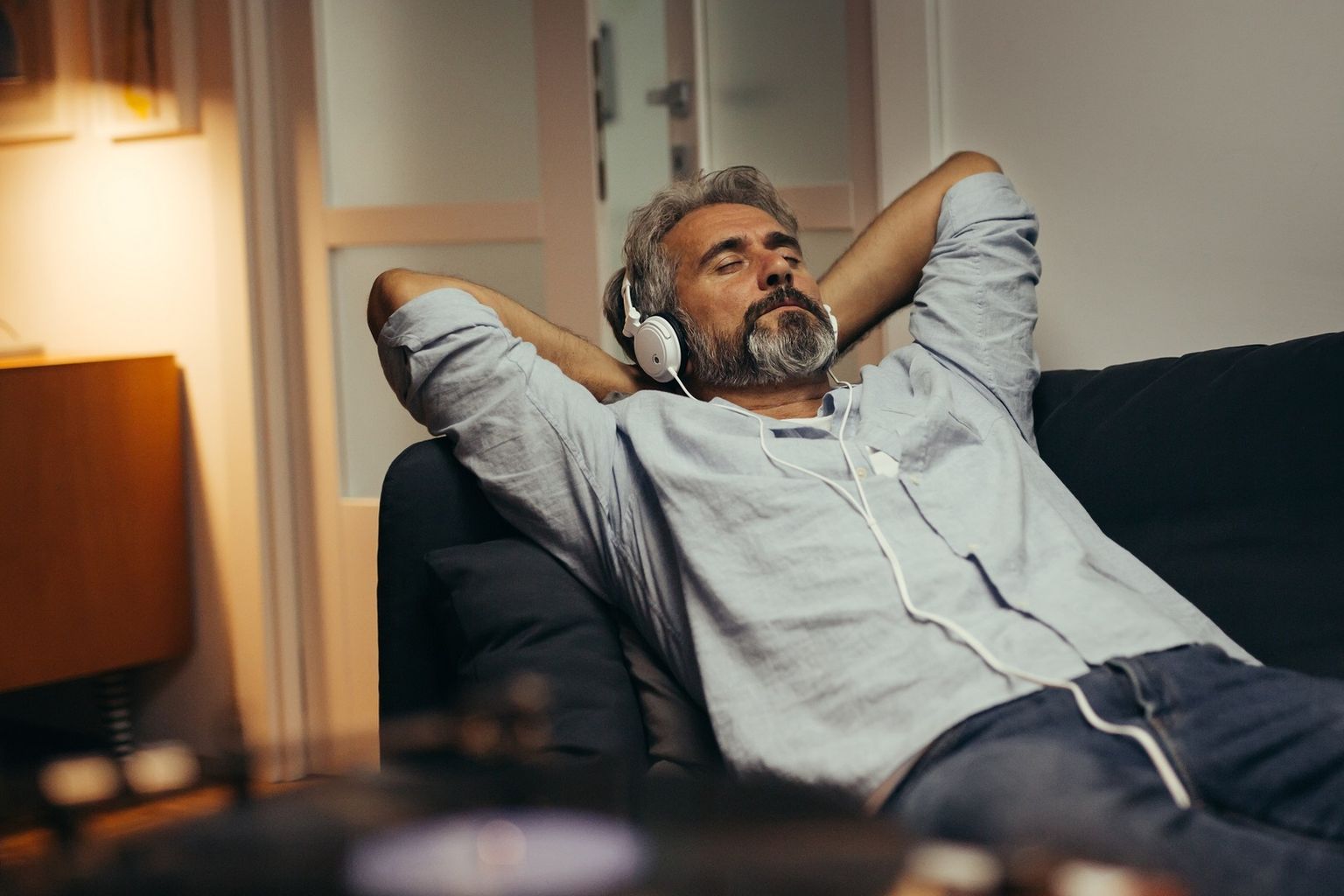 O homem relaxa - Fases regulares de relaxamento ajudam o corpo a reduzir as hormonas de stress e a prevenir os efeitos negativos.