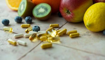 Close-up fruit en vitamine capsules
