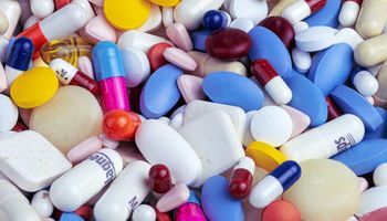 Nahaufnahme von bunten Pillen und Tabletten