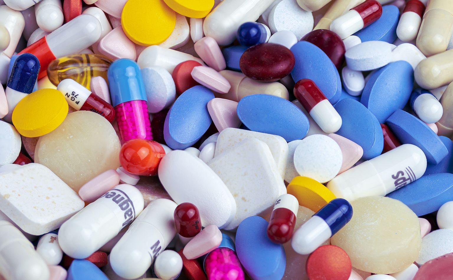 Nahaufnahme von bunten Pillen und Tabletten