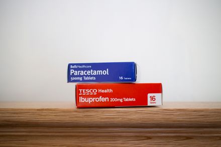 Newport, Galles/UK - 04/22/2020:Due scatole di antidolorifici da Tesco. Una scatola è paracetamolo e l'altra è ibuprofene.
