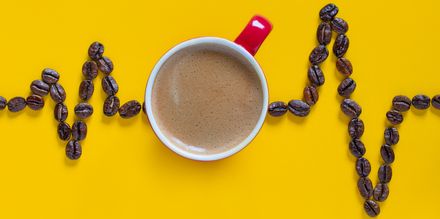 Hartslagimpulslijn met rode koffiekop op gele achtergrond. Coffee Cardio Images.coffee hart