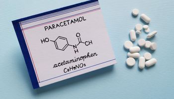 Fórmula química estrutural de molécula de acetaminofeno com comprimidos e pastilhas no fundo. Paracetamol ou acetaminofeno é um medicamento usado para tratar a dor e a febre e é um analgésico suave.