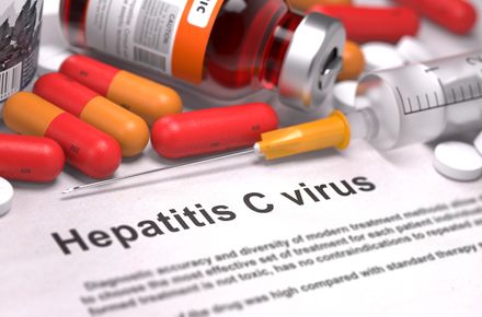 Diagnóstico: virus de la hepatitis C. Informe médico con la composición de los medicamentos: pastillas rojas, inyecciones y jeringa. Enfoque selectivo.