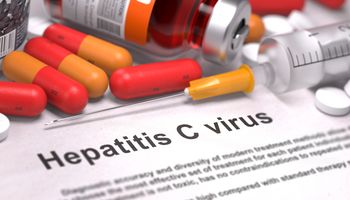 Diagnose - hepatitis C virus. Medisch rapport met samenstelling van medicijnen - rode tabletten, injecties en injectiespuit. Selectieve focus.