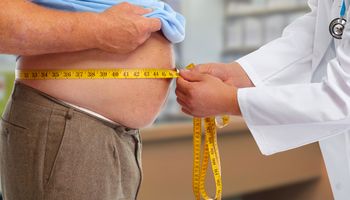 Arzt, der fettleibiges menschliches Körperfett misst. Fettleibigkeit und Gewichtsverlust.